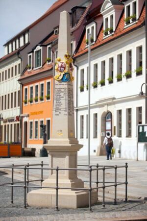 Postmeilensäuleauf dem Markt in Radeberg © W. Darrelmann