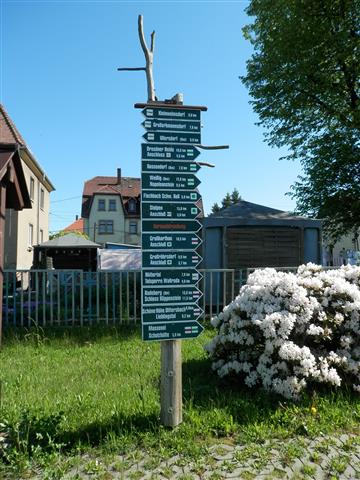 Wanderwegweiser_am_Arnsdorfer_Bahnhof